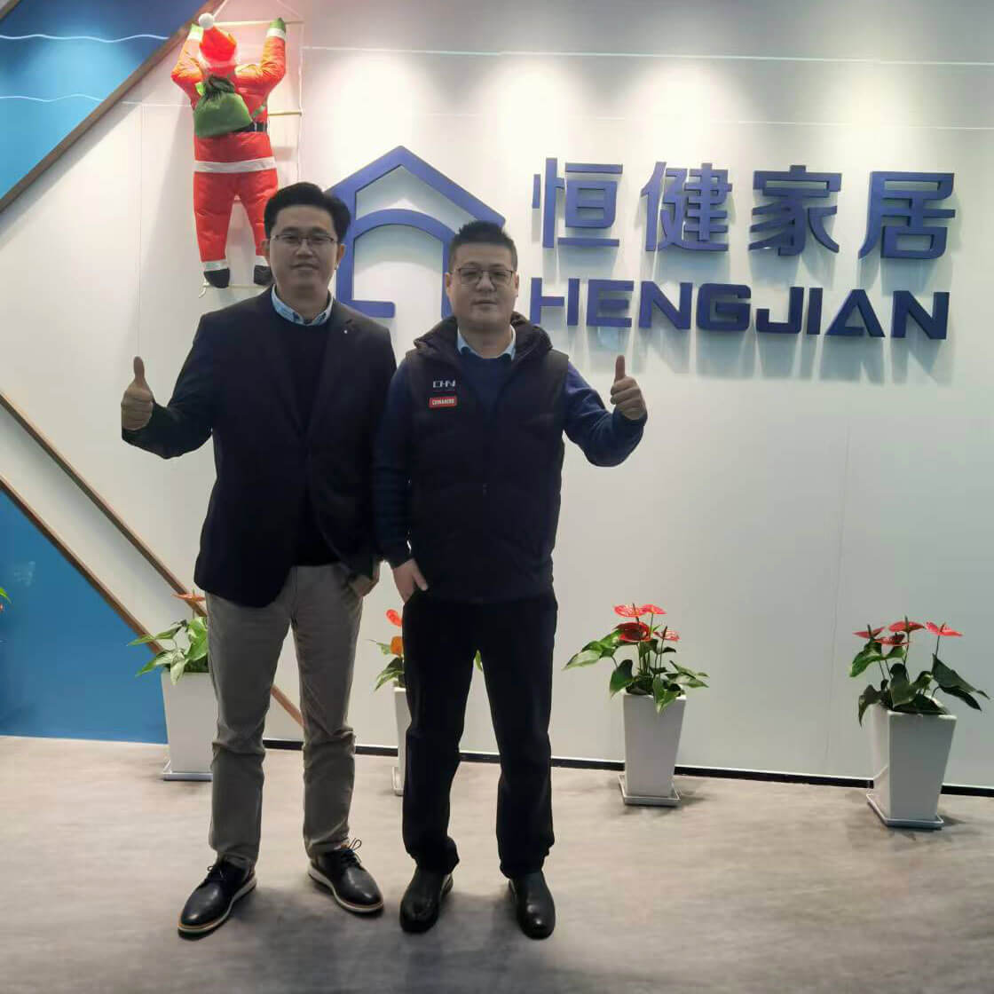 El equipo de ventas visita con éxito a clientes de Shanghai y analiza el plan de ventas y las soluciones de cochecitos para mascotas